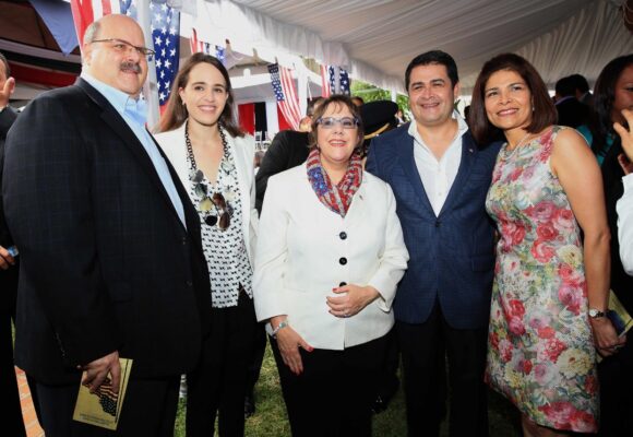 A LOS “INDIGNADOS (AS)” Y SU OPORTUNISTA HIPOCRESÍA, ¿IMPORTAN LOS INDÍGENAS? A LOS “INDIGNADOS (AS)” Y SU OPORTUNISTA HIPOCRESÍA, ¿IMPORTAN LOS INDÍGENAS?