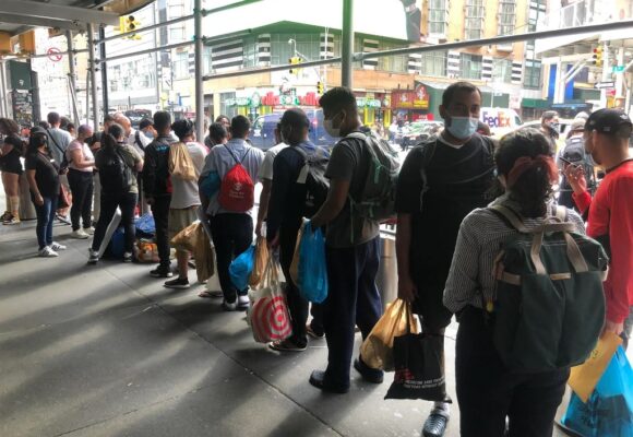 CRISIS HUMANITARIA, TEXAS HA ENVIADO CERCA DE 10,000 MIGRANTES A NEW YORK CRISIS HUMANITARIA, TEXAS HA ENVIADO CERCA DE 10,000 MIGRANTES A NEW YORK