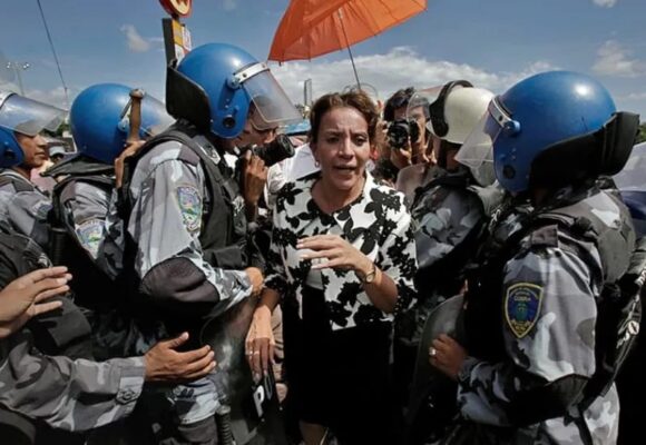 ¿POR QUÉ NO SALE LA PRESIDENTA?, MISOGINIA Y LAS MUJERES CON CASCO ¿POR QUÉ NO SALE LA PRESIDENTA?, MISOGINIA Y LAS MUJERES CON CASCO