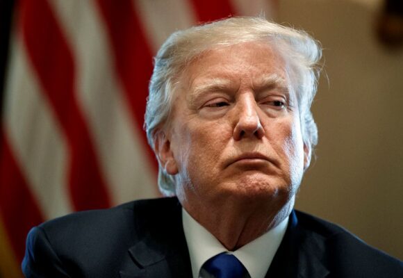 FBI INVESTIGA Y BUSCA INFORMACIÓN CLASIFICADA EN CASA DE TRUMP FBI INVESTIGA Y BUSCA INFORMACIÓN CLASIFICADA EN CASA DE TRUMP