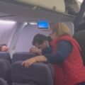 ¡VIRAL! VIAJEROS ALEGRES CON PRESIDENTA EN VUELO DE CLASE ECONÓMICA