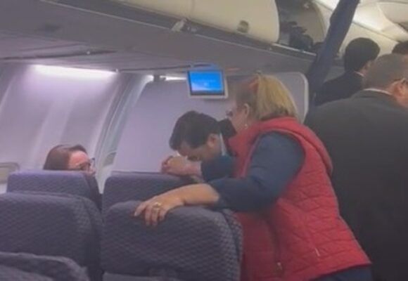 ¡VIRAL! VIAJEROS ALEGRES CON PRESIDENTA EN VUELO DE CLASE ECONÓMICA ¡VIRAL! VIAJEROS ALEGRES CON PRESIDENTA EN VUELO DE CLASE ECONÓMICA