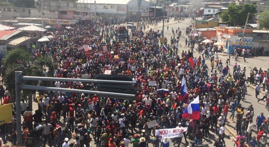 ¡FUERA! GRITAN HAITIANOS AL GOBIERNO Y PROTESTAN CONTRA POSIBLE INTERVENCIÓN EXTRANJERA