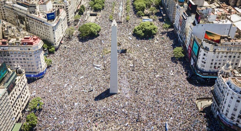 FUROR Y LÁGRIMAS EN FIESTA ARGENTINA, AL MENOS CUATRO MILLONES ARMARON CARNAVAL