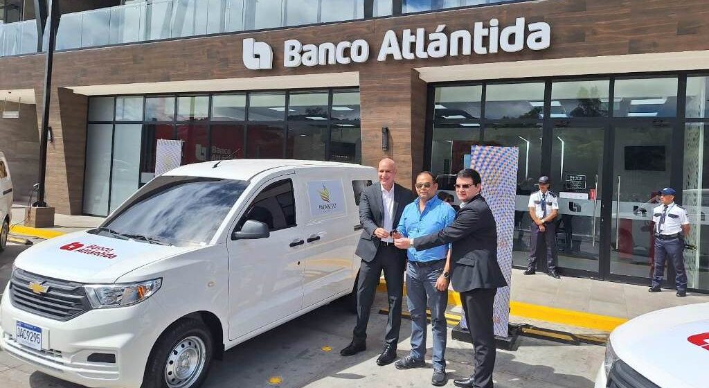 BANCO ATLÁNTIDA PREMIA A EMPRENDEDORES POR AFILIARSE EN CONSTRUCCIÓN DE NEGOCIOS