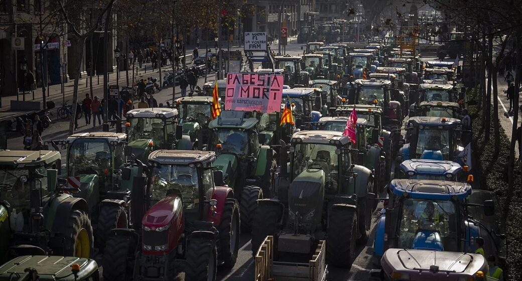 GOBIERNO DE ESPAÑA CONVOCA AGRICULTORES A DIÁLOGO TRAS OCHO DÍAS DE PROTESTAS Y BLOQUEOS