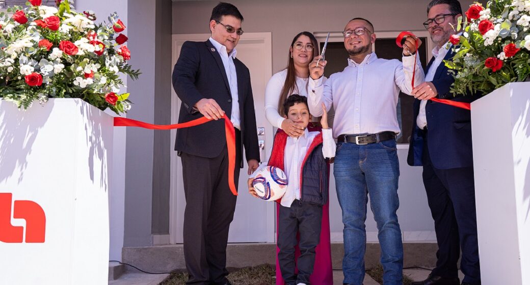 BANCO ATLÁNTIDA ENTREGA CASA A GANADOR DE LA PROMOCIÓN DE AHORROS «5 CASAS»