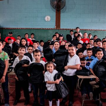 BANCO ATLÁNTIDA IMPULSA EDUCACIÓN DE TRINIDAD, SANTA BARBARA, CON DONACIÓN DE KITS ESCOLARES