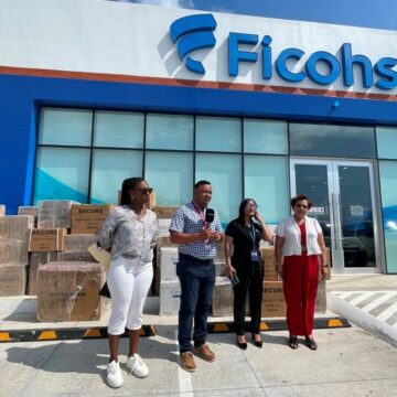 GRUPO FICOHSA ENTREGA AYUDA HUMANITARIA A PERSONAL MÉDICO DE ROATÁN