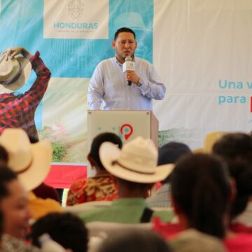 ¡HISTÓRICO! DESPUÉS DE 84 AÑOS ESCUELA HELIODORO VALLE RECIBE TÍTULO DE PROPIEDAD