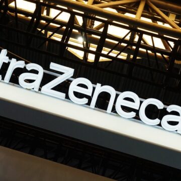 UNA ARGENTINA DEMANDA POR 100.000 DÓLARES A ASTRAZENECA