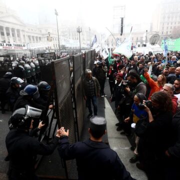 SENADO ARGENTINO DEBATE LA “LEY BASES” EN MEDIO DE UN FUERTE RECHAZO SOCIAL, PROTESTAS Y VIOLENTAS REPRESIONES