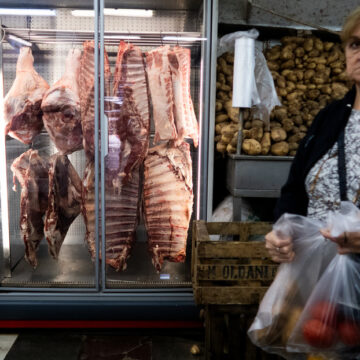 «PAÍS PARA POCOS»: SE DESPLOMA CONSUMO DE CARNE, LECHE Y PAN POR CRISIS ECONÓMICA EN ARGENTINA