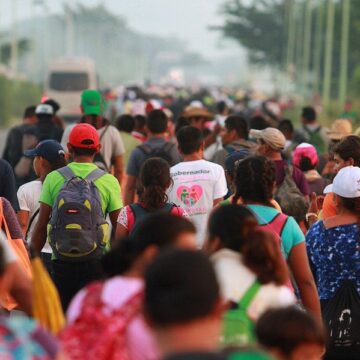 UNA NUEVA CARAVANA DE 3.000 MIGRANTES SALE DE MÉXICO A EE.UU.