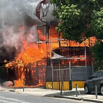 ¡EN LLAMAS! SE INCENDIA RESTAURANTE QUE FUE MULTADO POR ROBAR ENERGÍA