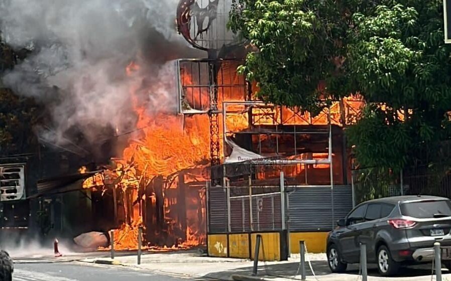 ¡EN LLAMAS! SE INCENDIA RESTAURANTE QUE FUE MULTADO POR ROBAR ENERGÍA