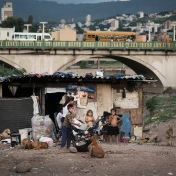 LÍMITES Y RETOS DEL GOBIERNO CASTRO EN LA REFUNDACIÓN DE HONDURAS