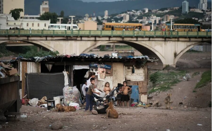 LÍMITES Y RETOS DEL GOBIERNO CASTRO EN LA REFUNDACIÓN DE HONDURAS