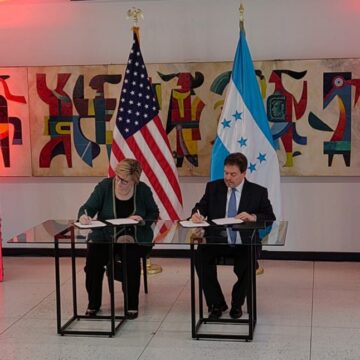 BANCO ATLÁNTIDA Y EE.UU. FIRMAN ACUERDO “FULBRIGHT” PARA BECAR A HONDUREÑOS