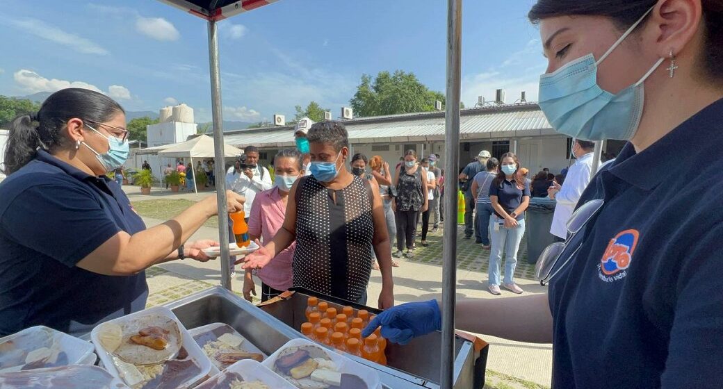 LOTO ENTREGA 200 DESAYUNOS NUTRITIVOS EN LA MUNICIPAL DE SALUD EN LAS PALMAS