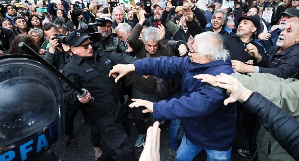 NIÑOS Y ANCIANOS SON REPRIMIDOS VIOLENTAMENTE POR PROTESTAR CONTRA PROHIBICIÓN DE MILEI