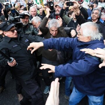 NIÑOS Y ANCIANOS SON REPRIMIDOS VIOLENTAMENTE POR PROTESTAR CONTRA PROHIBICIÓN DE MILEI