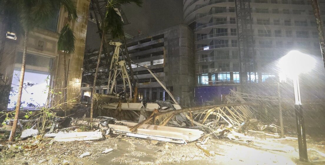 DESTRUCCIÓN, MUERTES Y APAGONES: LAS FAUCES DEL “MONSTRUO MILTON” DEVORAN FLORIDA