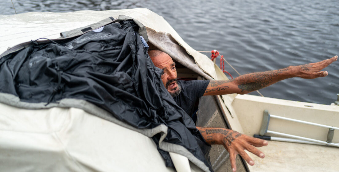 EL “TENIENTE DAN”, HOMBRE DESAFÍA EL HURACÁN MILTON EN SU VELERO Y SALE ILESO (VIDEOS)