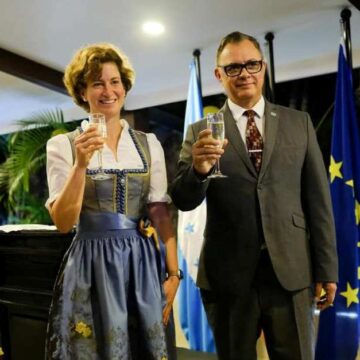 ¡DÍA DE LA UNIDAD! ALEMANIA TAMBIÉN CELEBRA LAZOS CON HONDURAS