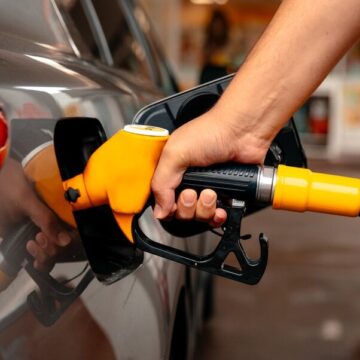 PRECIO DE COMBUSTIBLES SIGUE BAJANDO YA SON 13 SEMANAS CONSECUTIVAS