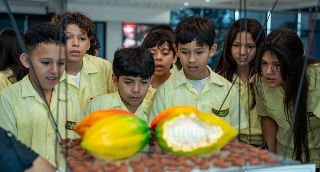 DESDE EL TRUEQUE HASTA EL LEMPIRA, GRUPO ATLÁNTIDA FOMENTA EDUCACIÓN FINANCIERA EN NIÑOS Y JÓVENES CON HISTORIA