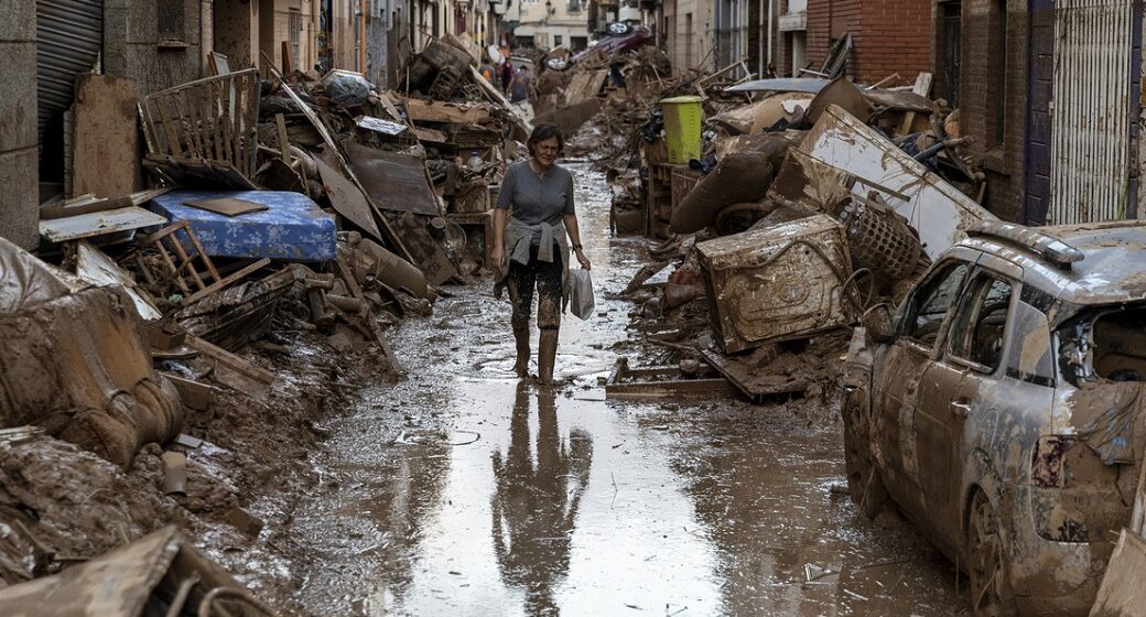 A UN MES DE LAS INUNDACIONES EN ESPAÑA: INCERTIDUMBRE, RECONSTRUCCIÓN, VOLUNTARIOS Y FANGO POLÍTICO