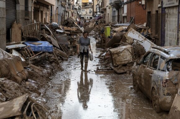 A UN MES DE LAS INUNDACIONES EN ESPAÑA: INCERTIDUMBRE, RECONSTRUCCIÓN, VOLUNTARIOS Y FANGO POLÍTICO