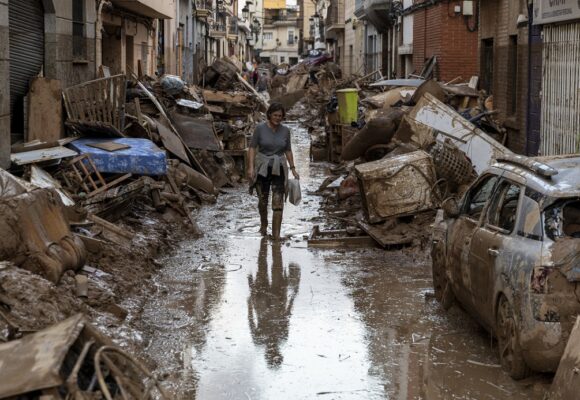 A UN MES DE LAS INUNDACIONES EN ESPAÑA: INCERTIDUMBRE, RECONSTRUCCIÓN, VOLUNTARIOS Y FANGO POLÍTICO