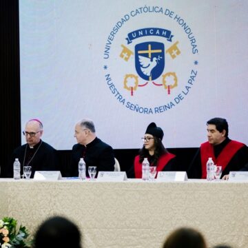 UNIVERSIDAD CATÓLICA RECIBE RECONOCIMIENTO DEL VATICANO