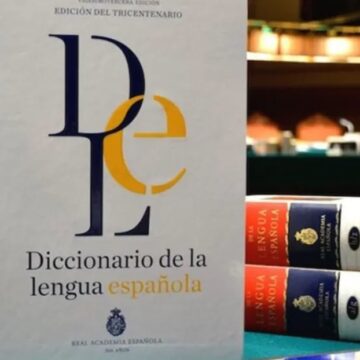 EL USO SE IMPONE: LA RAE ABRE LA PUERTA A LOS ‘ESPÓILERS’, LA ‘DANA’ Y EL ‘FITNESS’