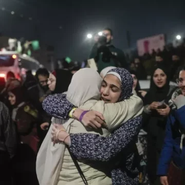 TREGUA EN GAZA: CÓMO FUE EL PRIMER CANJE DE REHENES ISRAELÍES Y PRISIONEROS PALESTINOS / GALERÍA