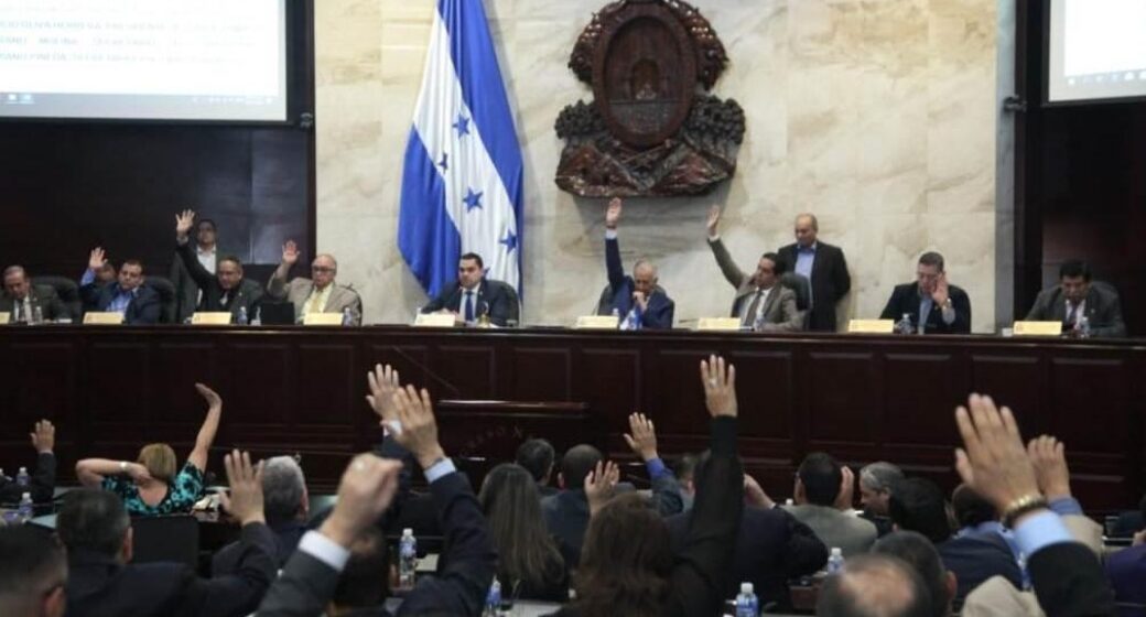 FISCALÍA LLEVA A JUICIO DEFENSORES DE CORRUPCIÓN EN CONGRESO DE MAURICIO OLIVA