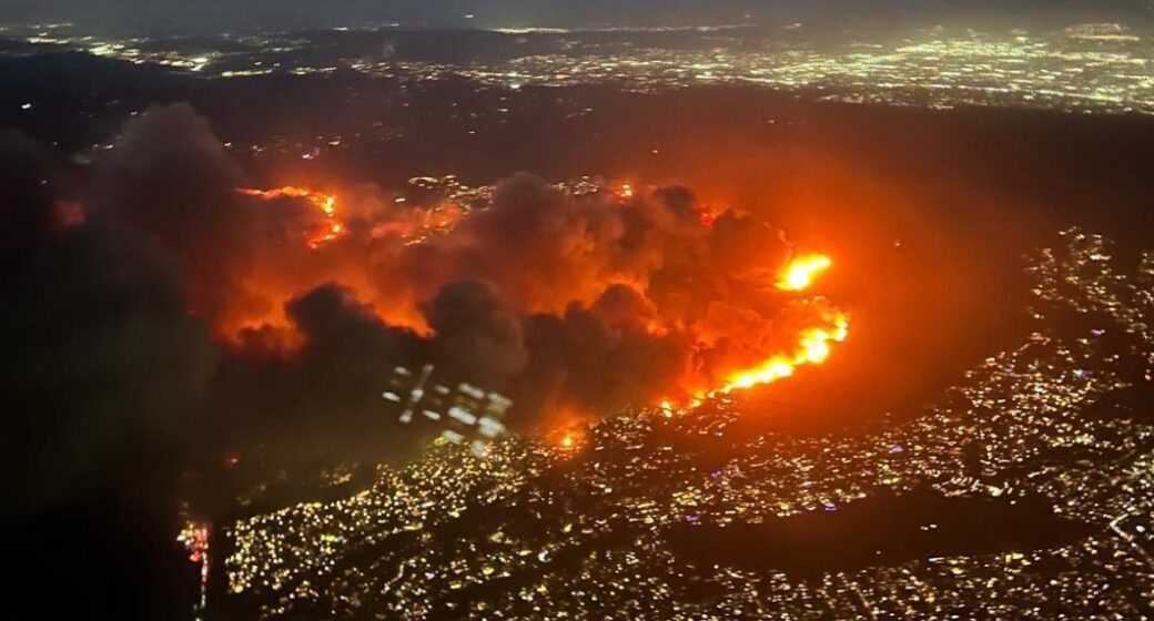 CARRETERA INFERNAL: CONDUCTOR MUESTRA DEVASTADOR INCENDIO EN LOS ÁNGELES