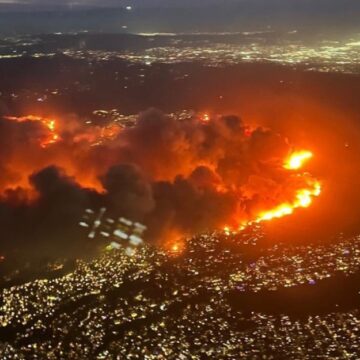 CARRETERA INFERNAL: CONDUCTOR MUESTRA DEVASTADOR INCENDIO EN LOS ÁNGELES