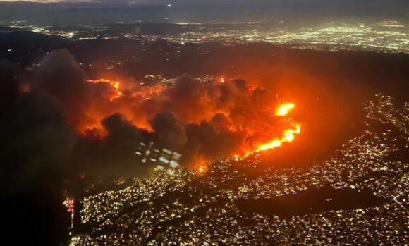 CARRETERA INFERNAL: CONDUCTOR MUESTRA DEVASTADOR INCENDIO EN LOS ÁNGELES