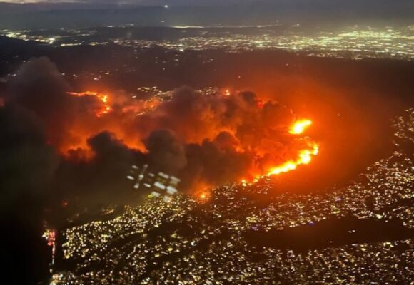 CARRETERA INFERNAL: CONDUCTOR MUESTRA DEVASTADOR INCENDIO EN LOS ÁNGELES