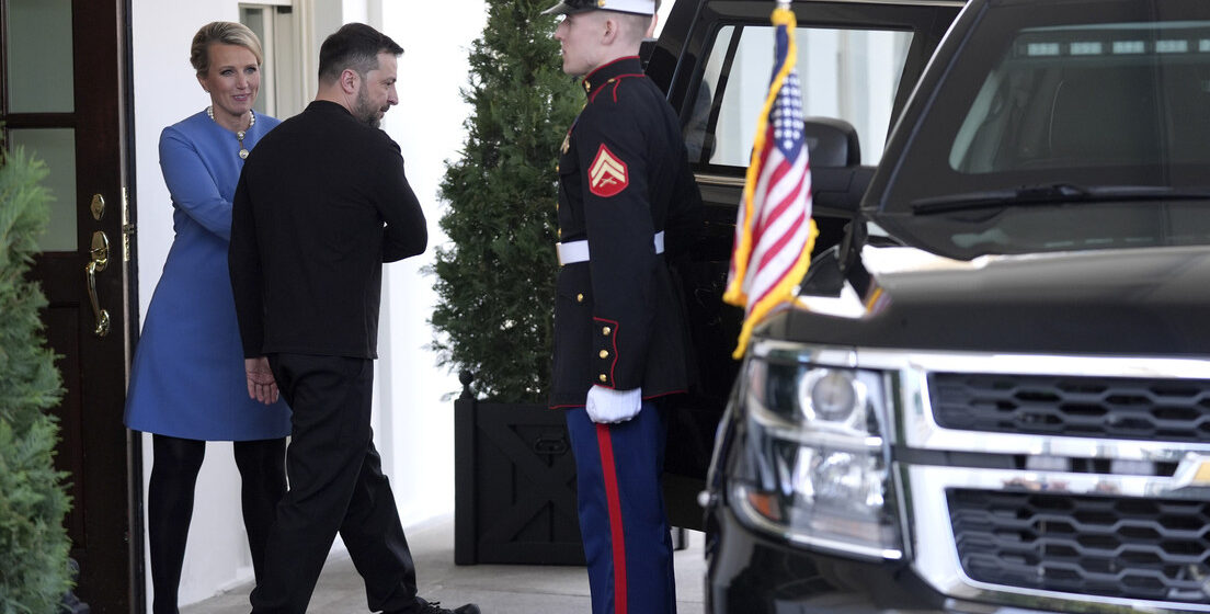 ¡DA LÁSTIMA!: TRAS HUMILLARLO TRUMP, CORREN A ZELENSKI DE LA CASA BLANCA