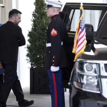 ¡DA LÁSTIMA!: TRAS HUMILLARLO TRUMP, CORREN A ZELENSKI DE LA CASA BLANCA