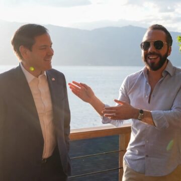 BUKELE ACUERDA CON TRUMP RECIBIR MIGRANTES Y “CRIMINALES” EN EL SALVADOR BUKELE ACUERDA CON TRUMP RECIBIR MIGRANTES Y “CRIMINALES” EN EL SALVADOR