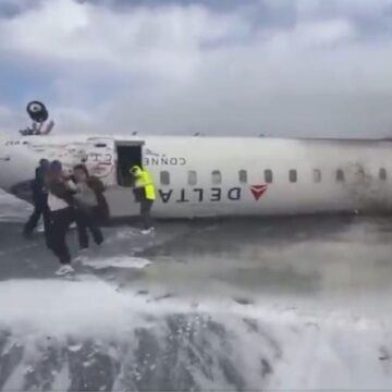 «ESTOY CABEZA ABAJO»: ATERRADORES TESTIMONIOS DEL ACCIDENTE AÉREO EN CANADÁ