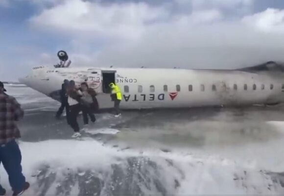 «ESTOY CABEZA ABAJO»: ATERRADORES TESTIMONIOS DEL ACCIDENTE AÉREO EN CANADÁ