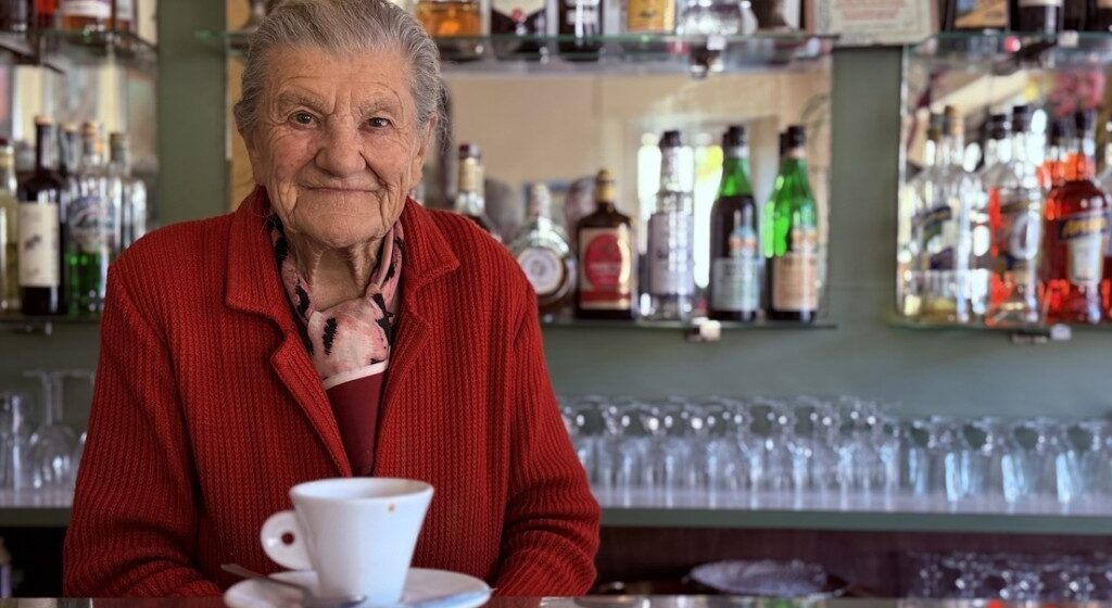 A LOS 100 AÑOS, ITALIANA SIGUE TRABAJANDO COMO BARISTA Y NO PIENSA JUBILARSE