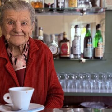 A LOS 100 AÑOS, ITALIANA SIGUE TRABAJANDO COMO BARISTA Y NO PIENSA JUBILARSE