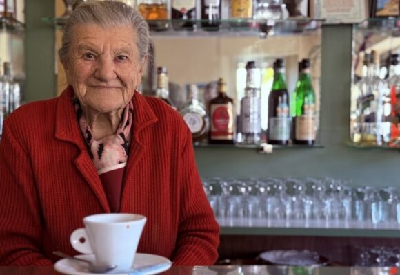 A LOS 100 AÑOS, ITALIANA SIGUE TRABAJANDO COMO BARISTA Y NO PIENSA JUBILARSE